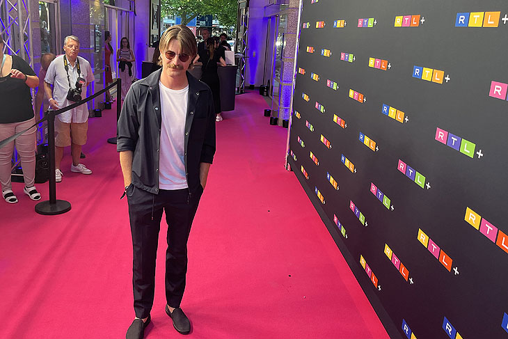 Friedrich Mücke (im ungewöhnlichen "Dagobert" Look) bei der RTL+ Fiction Party am 25.06.2022 (©Foto:Martin Schmitz)